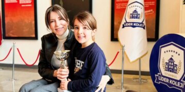 Adana’nın en küçük şampiyonu… 7 yaşındaki Yasmin Çetin birincilik kupasını kaldırdı