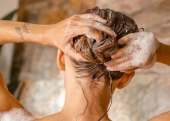 Saç kuruluğuna veda ettiren yeni trend: Co-washing tekniği nedir, ne işe yarar?