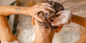 Saç kuruluğuna veda ettiren yeni trend: Co-washing tekniği nedir, ne işe yarar?