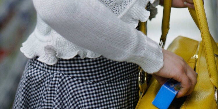 Çalmadan duramamak: Kleptomani bir suç mu, bir hastalık mı?