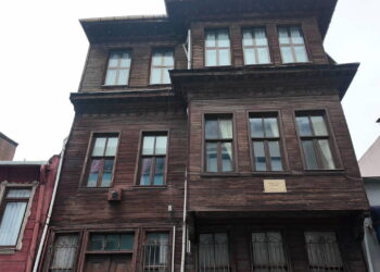 Orhan Veli Kanık’ın doğup büyüdüğü köşk 80 milyon TL’ye satışa çıkarıldı: Mahalleli ‘bu evin restore edilmesini istiyoruz’ dedi