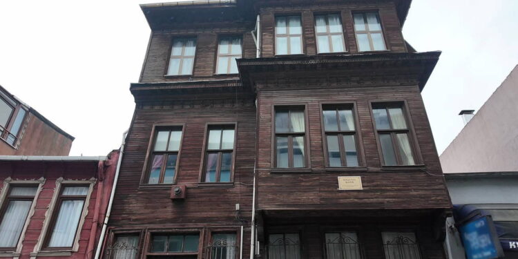 Orhan Veli Kanık’ın doğup büyüdüğü köşk 80 milyon TL’ye satışa çıkarıldı: Mahalleli ‘bu evin restore edilmesini istiyoruz’ dedi