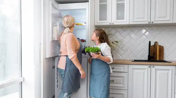 Buzdolabını kimyasal deterjanla silenler dikkat: Yiyeceklerinize her gün ‘zehir’ solutuyor olabilirsiniz