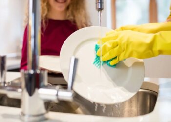 Mutfak süngerleri klozetten daha fazla bakteri barındırıyor: Uzmanlardan ‘her hafta değiştirilmeli’ uyarısı