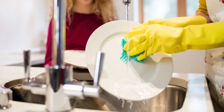 Mutfak süngerleri klozetten daha fazla bakteri barındırıyor: Uzmanlardan ‘her hafta değiştirilmeli’ uyarısı