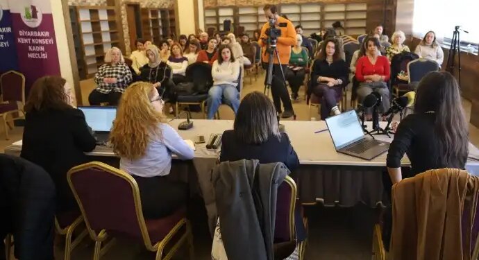 ‘Kadın yoksulluğu ve yerel çözüm mekanizmaları’ paneli düzenlendi