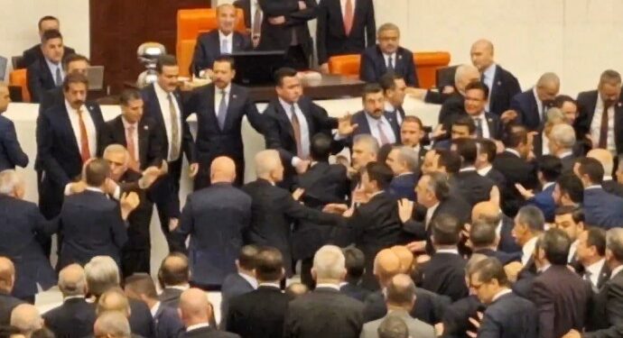 Meclis’te Akın Gürlek gerginliği: AKP-CHP arasında yumruklu kavga