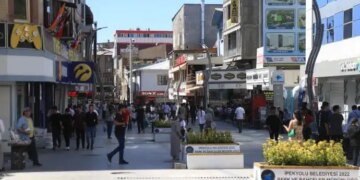 3 aydır suların akmadığı Wan’da esnaflar iş yerlerine bidonla su taşıyor