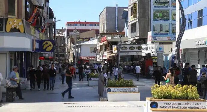 3 aydır suların akmadığı Wan’da esnaflar iş yerlerine bidonla su taşıyor