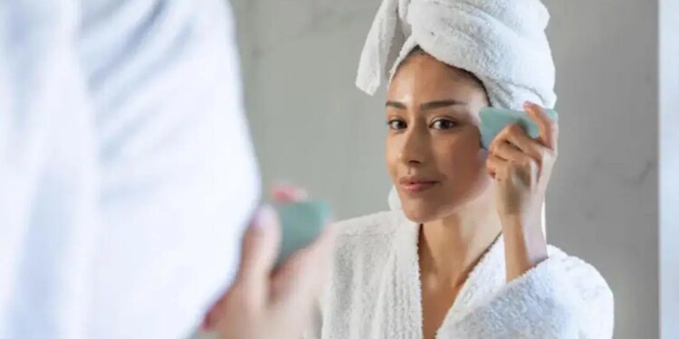 Buz banyosu, gua sha, kafein kremleri: Yüz şişkinliğini indirmek mümkün mü?