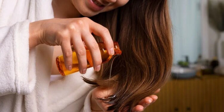 Popüler bakım trendi kabusa dönüşmesin: Saçta gece boyu yağ bekletmek dökülmeyi hızlandırıyor…