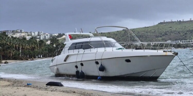 Bodrum’da korku dolu anlar: 8 tekne kıyıya sürüklendi