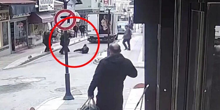 Elazığ’da dehşet anları: Vurduğu yaralıyı yerde tekmeledi!