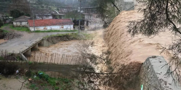 Aydın'ı Sağanak Vurdu! Dereler Taştı, Evler Tahliye Edildi