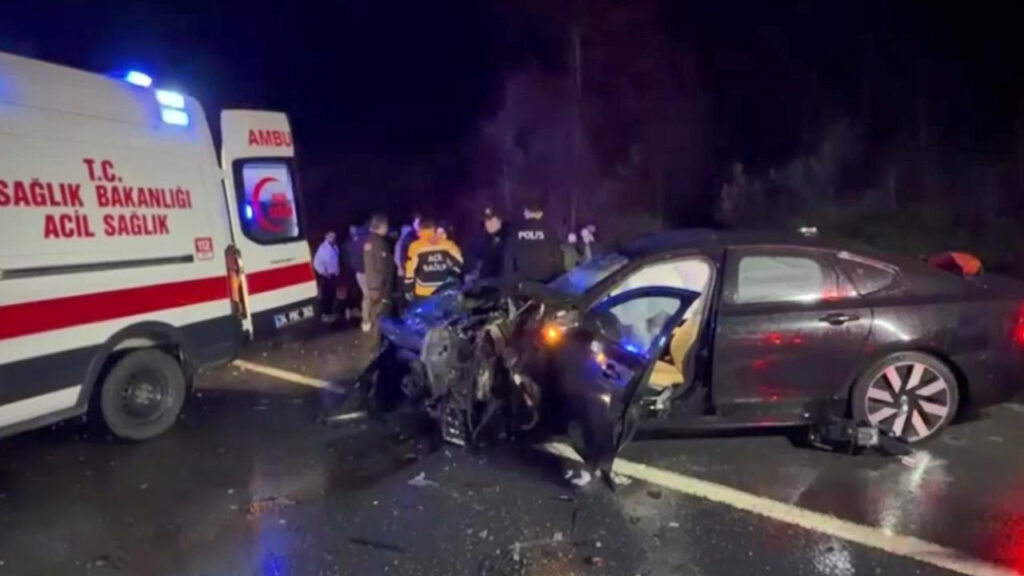 Beykoz’da Can Pazarı! Otomobil İle Hafif Ticari Araç Kafa Kafaya Çarpıştı: 1 Ölü, 5 Yaralı