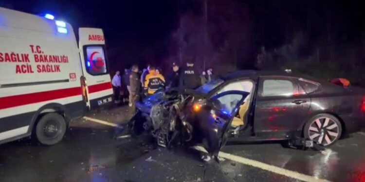 Beykoz’da Can Pazarı! Otomobil İle Hafif Ticari Araç Kafa Kafaya Çarpıştı: 1 Ölü, 5 Yaralı