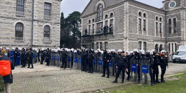 Boğaziçi Üniversitesi’nde polis ablukası