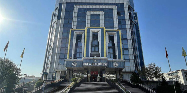 Buca Belediyesi'ne 'Rüşvet' Operasyonu: 26 Şüpheli Adliyede