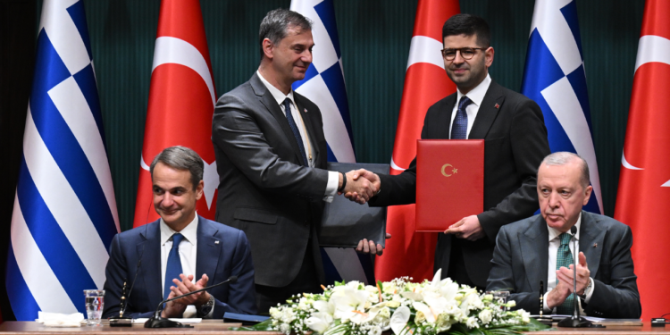 Cumhurbaşkanı Erdoğan Miçotakis'i Ağırladı: 'Çözüm Mümkün' Mesajı