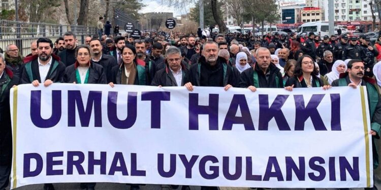 Diyarbakır’da avukatlardan Öcalan için “umut hakkı” yürüyüşü