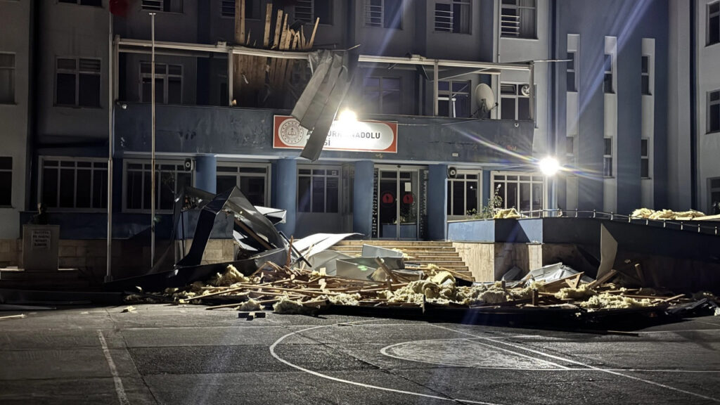 Düzce’de Korku Dolu Anlar... Okulun Çatısı Uçtu