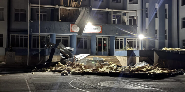 Düzce’de Korku Dolu Anlar... Okulun Çatısı Uçtu