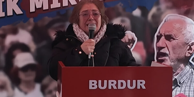 Emekli Vatandaş Kürsüde Hüngür Hüngür Ağladı: 'Pazara Gidemiyorum, Çok Zor Durumdayım'