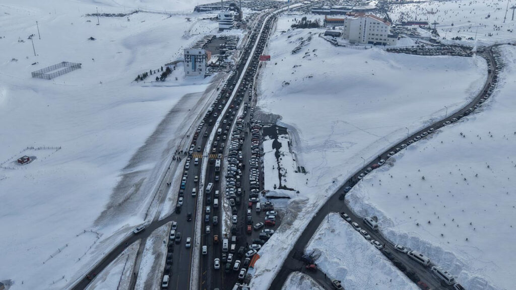 Erciyes’te Sömestr Yoğunluğu: Yollarda 5 Kilometrelik Araç Kuyruğu