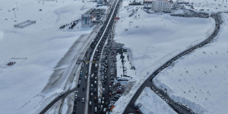 Erciyes’te Sömestr Yoğunluğu: Yollarda 5 Kilometrelik Araç Kuyruğu