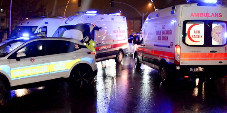 Erzurum’da 3 Aracın Karıştığı Kazada 9 Yaralı! İtfaiyecinin Davranışı Yürekleri Isıttı