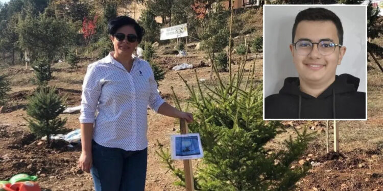 Evladının Mezarı Başında Fenalaştı, Hayatını Kaybetti