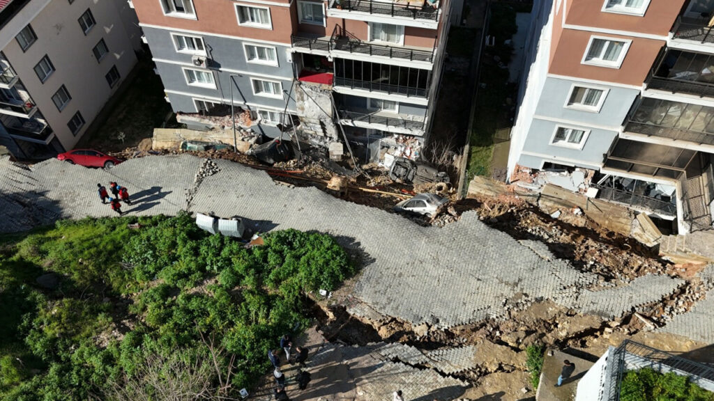 Felakete Ramak Kala! İzmir'de Korku Dolu Gece: 'Göktaşı Düştü Sandım'