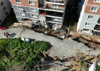 Felakete Ramak Kala! İzmir'de Korku Dolu Gece: 'Göktaşı Düştü Sandım'