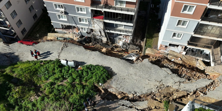 Felakete Ramak Kala! İzmir'de Korku Dolu Gece: 'Göktaşı Düştü Sandım'