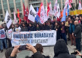 Adliye önünde gözaltılar protesto edildi: Mücadelemizden vazgeçmeyeceğiz