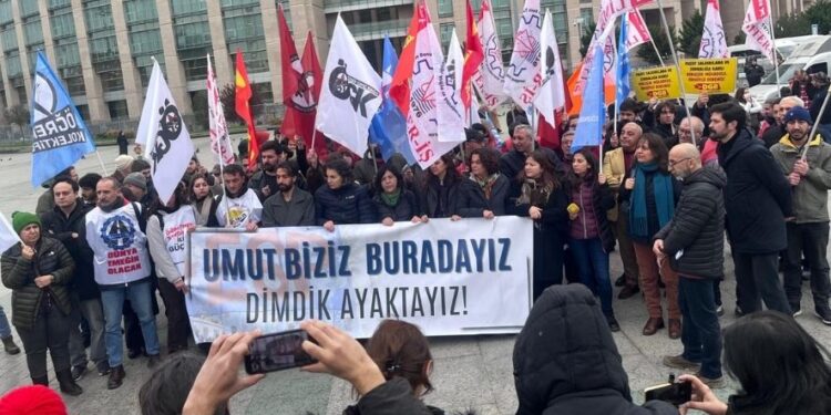 Adliye önünde gözaltılar protesto edildi: Mücadelemizden vazgeçmeyeceğiz