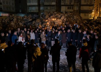 Saat 04.17’de deprem anması: Depremin kayıp çocukları nerede? | Foto Galeri