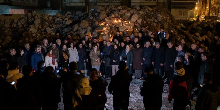 Saat 04.17’de deprem anması: Depremin kayıp çocukları nerede? | Foto Galeri