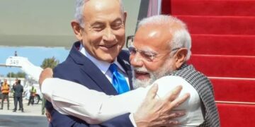 Hindistan Başbakanı uçaktan iner inmez Netanyahu’ya sarıldı