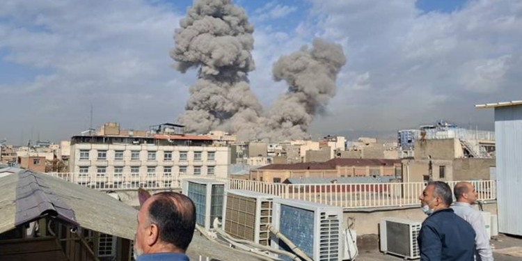 İran Halkından ABD ve İsrail'e Tepki: 'Kanımızın Son Damlasına Kadar Direneceğiz'