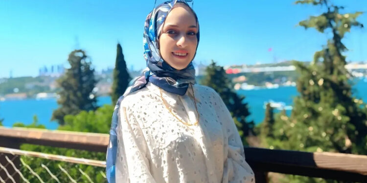 İstanbul'da 21 Yaşındaki Kübra 5. Kattan 'Düşerek' Öldü