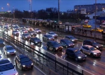 İstanbul'da Cuma Akşamı Çilesi: Trafik Yine Felç