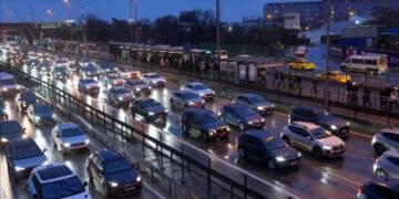 İstanbul'da Cuma Akşamı Çilesi: Trafik Yine Felç