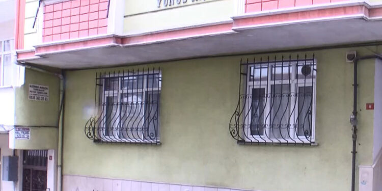 İstanbul'da Kadına Şiddet: Eşini Odaya Kilitleyip Silah Sıktı, Polisi Görünce Kendini Vurdu