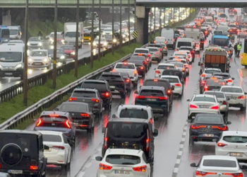 İstanbul'da Mesai Bitti, Trafik Yine Kilitlendi