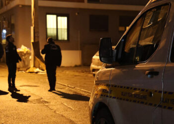 İzmir’de Sokak Ortasında Dehşet! Yol Verme Tartışmasına Aileler Karıştı, 7 Yaralı