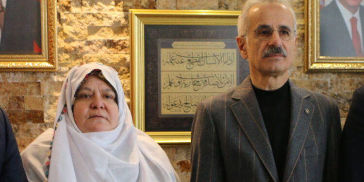 Kıyafeti Üzerinden Saldırıya Uğramıştı... Bakan Uraloğlu'ndan Ziyaret: 'Ellerine Fırsat Geçse...'