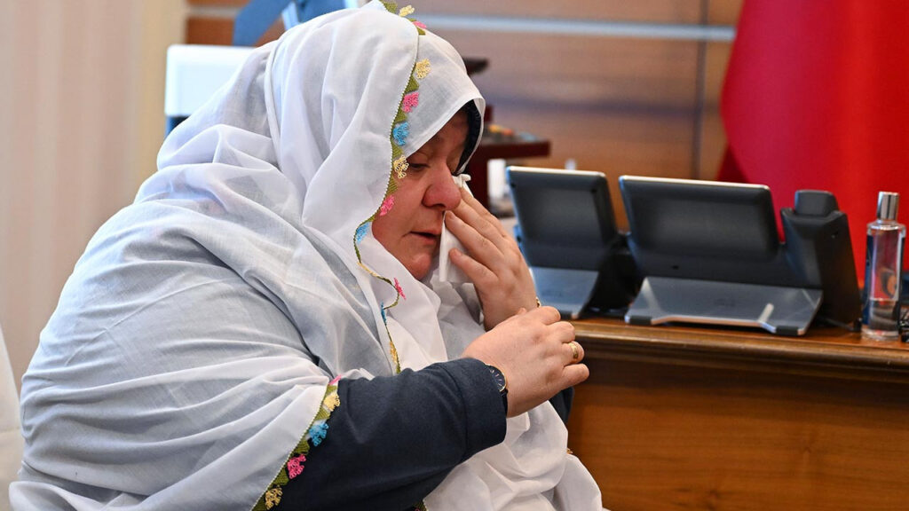 Kıyafetiyle Hedef Alınmıştı:  Mihalgazi Belediye Başkanı Zeynep Güneş Gözyaşlarını Tutamadı