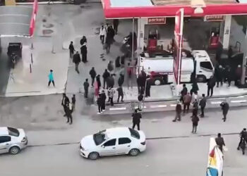 Mahallede Başladı, İlçe Merkezi Karıştı... Savaş Alanı Gibi! Komandolar Sevk Edildi