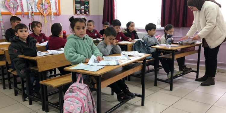 Okullarda Ara Tatil Kalkıyor mu? Milli Eğitim Bakanı Yusuf Tekin'den Beklenen Açıklama